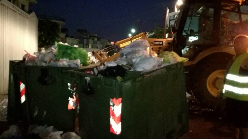 Ηράκλειο: Στους δρόμους τα απορριμματοφόρα – Άνοιξαν το αμαξοστάσιο οι συμβασιούχοι