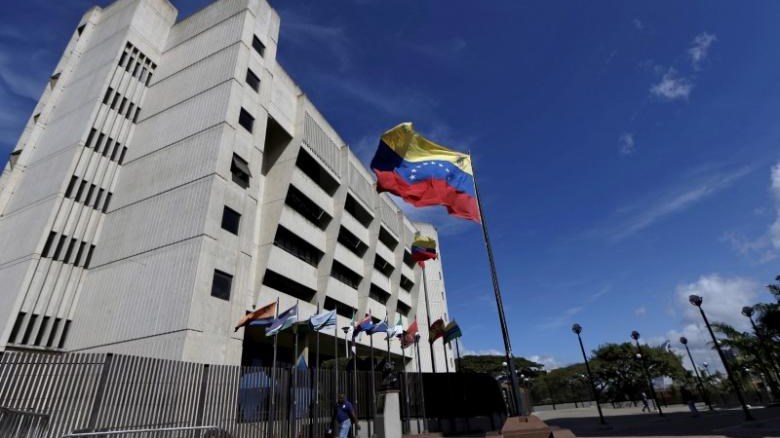 Βενεζουέλα: Ο Μαδούρο καταγγέλλει επίθεση ελικοπτέρου στο Ανώτατο Δικαστήριο