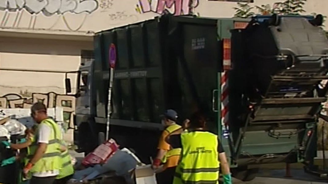 Μαζεύουν τα σκουπίδια με προσωπικό ασφαλείας – ΒΙΝΤΕΟ