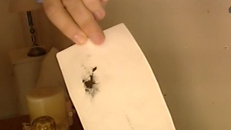 Παραλίγο νέα τραγωδία στο Μενίδι – Αδέσποτη σφαίρα πέρασε ξυστά από το κεφάλι του ενώ κοιμόταν – ΒΙΝΤΕΟ