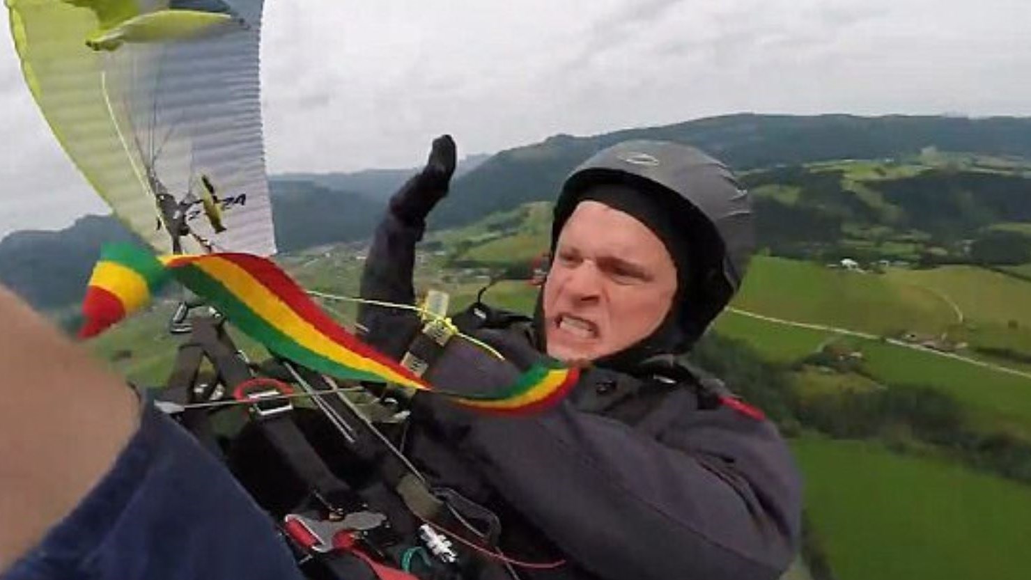 Αλεξιπτωτιστής σώθηκε από θαύμα – Κατέγραψε την ανεξέλεγκτη πτώση του – ΒΙΝΤΕΟ