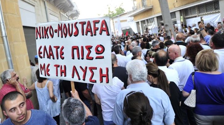 “Αναστασιάδη και Ακιντζί μην μας προδώσετε” – Διαδήλωση υπέρ της επανένωσης της Κύπρου – ΦΩΤΟ