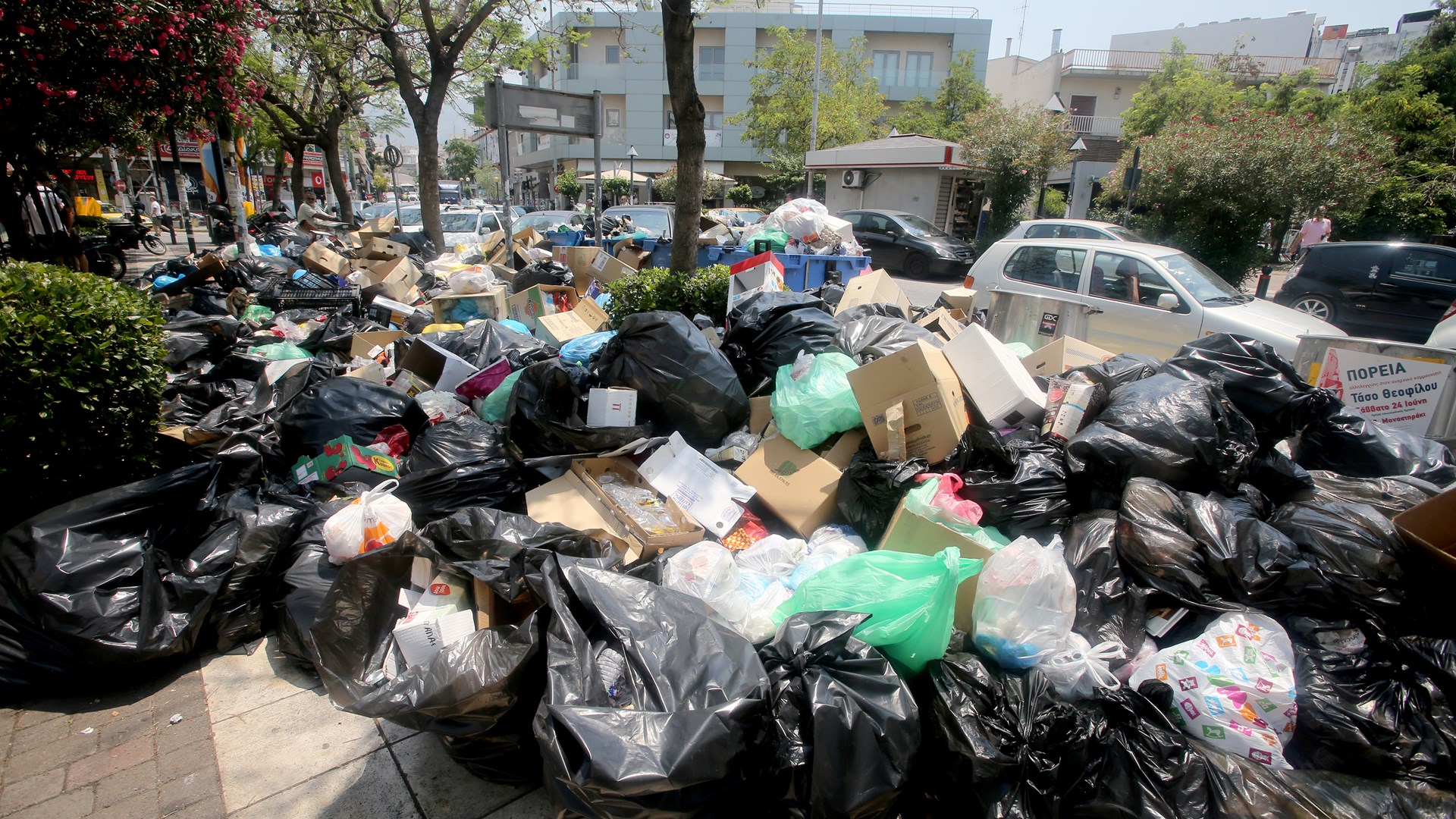 Ασφυξία από τα σκουπίδια και τον καύσωνα –  Συλλαλητήριο της ΠΟΕ – ΟΤΑ – ΦΩΤΟ