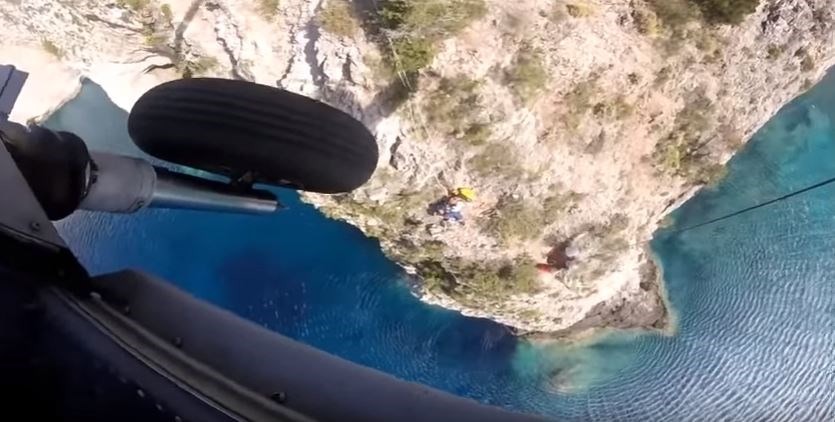 Καρέ – καρέ η διάσωση εγκλωβισμένων με ελικόπτερο του Πολεμικού Ναυτικού – ΒΙΝΤΕΟ