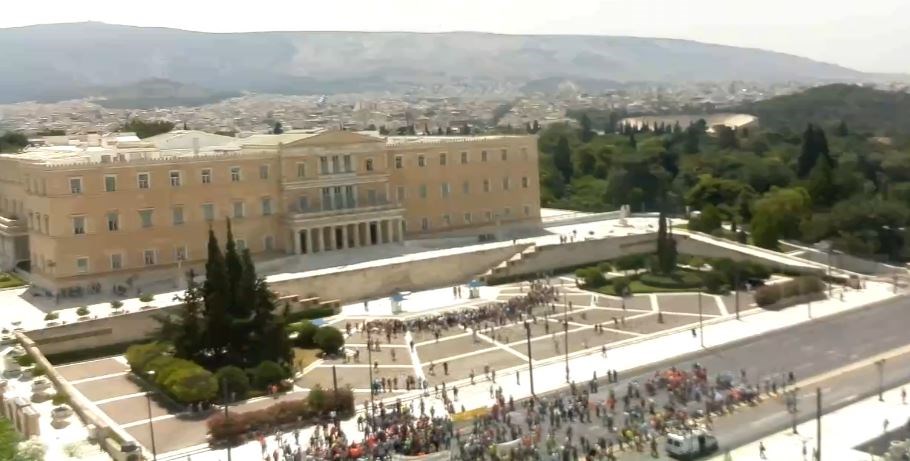 Live εικόνα έξω από τη Βουλή όπου βρίσκεται η πορεία της ΠΟΕ-ΟΤΑ