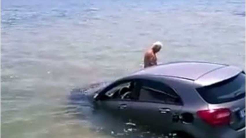 Το αυτοκίνητό του έπεσε στη θάλασσα και… βούτηξε για να το βγάλει – ΒΙΝΤΕΟ
