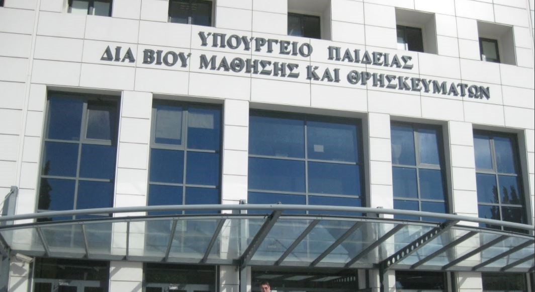 «Ιερός πόλεμος» για την «Συννεφούλα» – H Εκκλησία διαψεύδει το υπουργείο Παιδείας