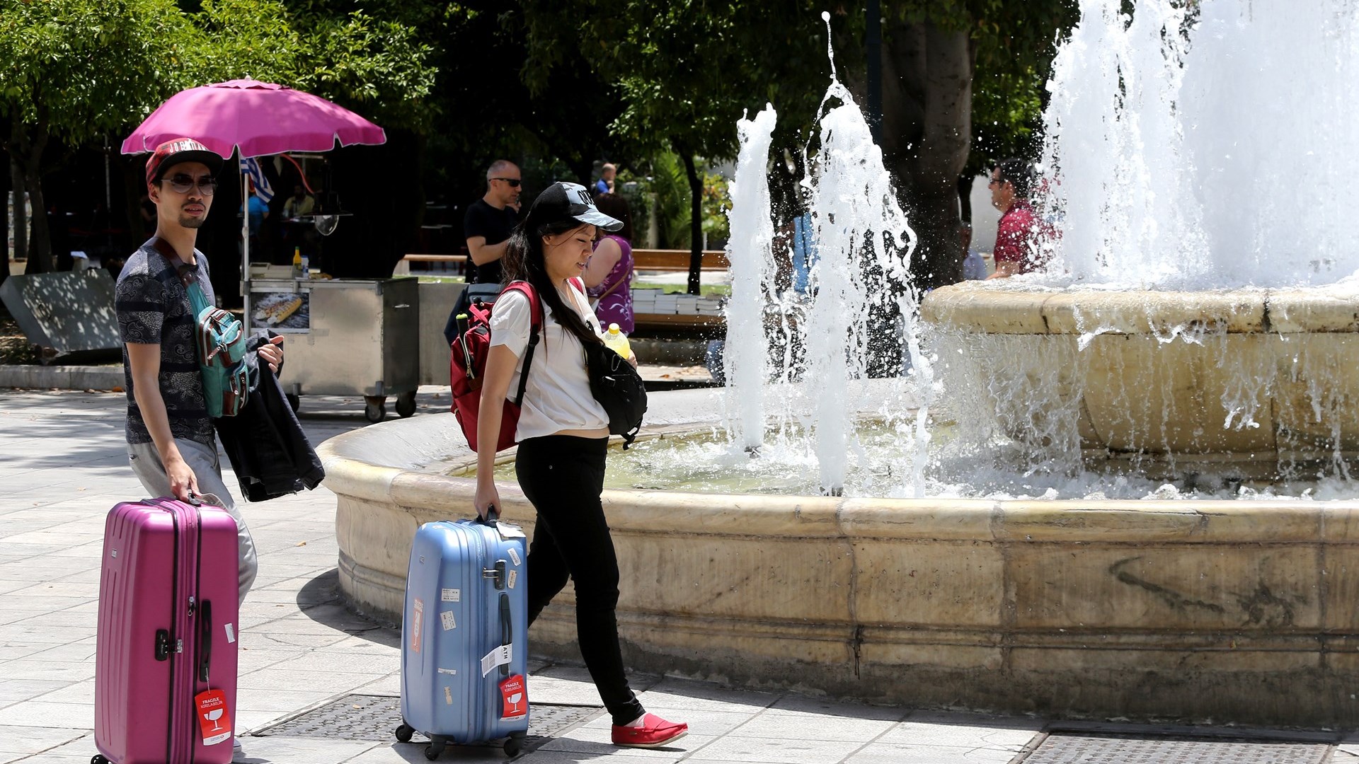 “Έλιωσαν” οι τουρίστες στο κέντρο της Αθήνας – ΦΩΤΟ