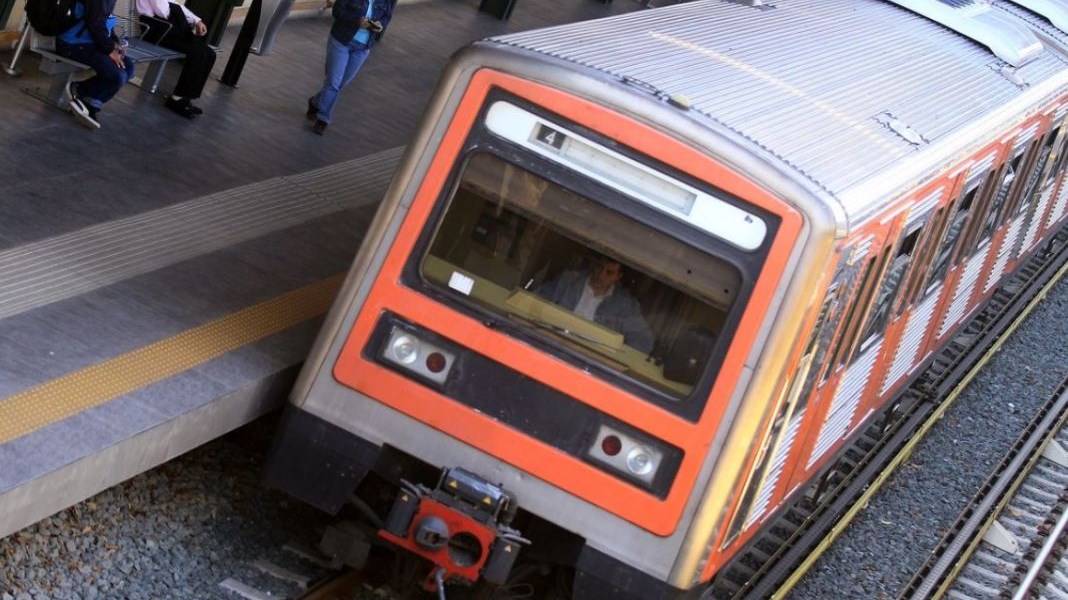 Αναστάτωση στον ηλεκτρικό – Άνδρας περπατούσε στις ράγες