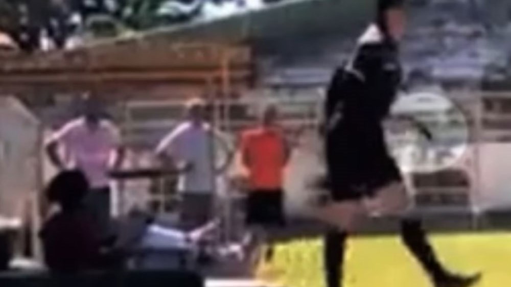 Διαιτητής έβγαλε… περίστροφο και χειροπέδες για να συλλάβει ποδοσφαιριστή – ΒΙΝΤΕΟ