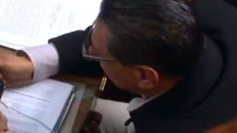 Τον …τσάκωσαν – Τι έβλεπε στο κινητό του βουλευτής την ώρα συζήτησης στο κοινοβούλιο της Βολιβίας – ΒΙΝΤΕΟ