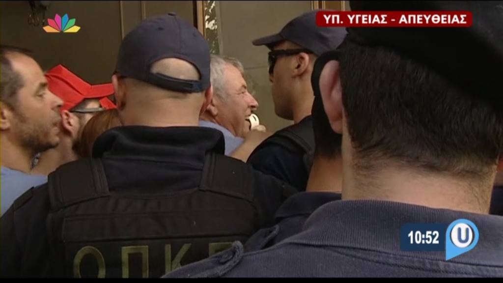 Αστυνομικοί δεν επιτρέπουν σε στελέχη της ΠΟΕΔΗΝ να βγουν από τα γραφεία τους – BINTEO