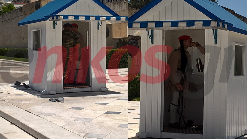 Οι επόπτες της Προεδρικής Φρουράς δροσίζουν τους Εύζωνες στο Σύνταγμα – ΦΩΤΟ αναγνώστη