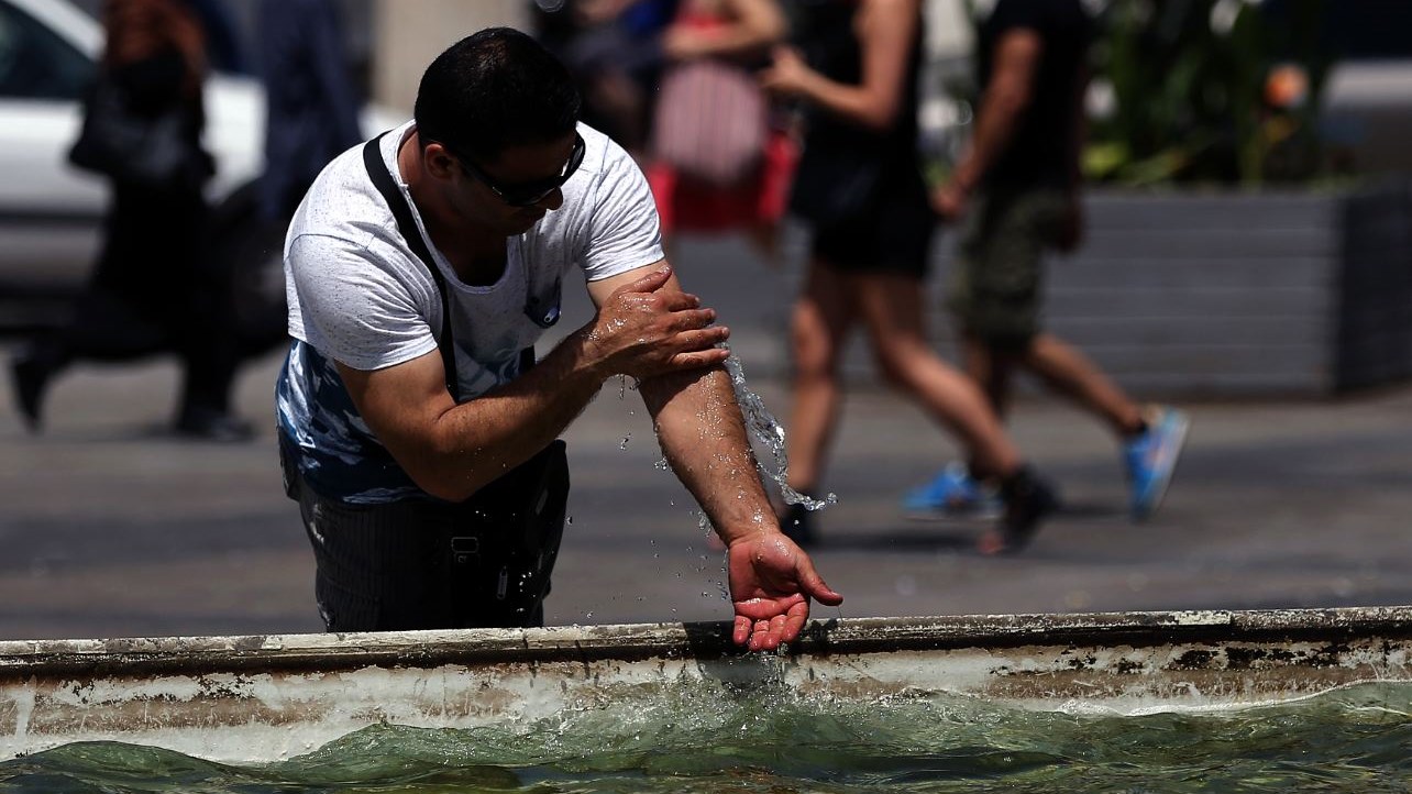 “Καμίνι” η Αθήνα – Αναζητούν ανάσες δροσιάς σε συντριβάνια και κάτω από τα δέντρα – ΦΩΤΟ