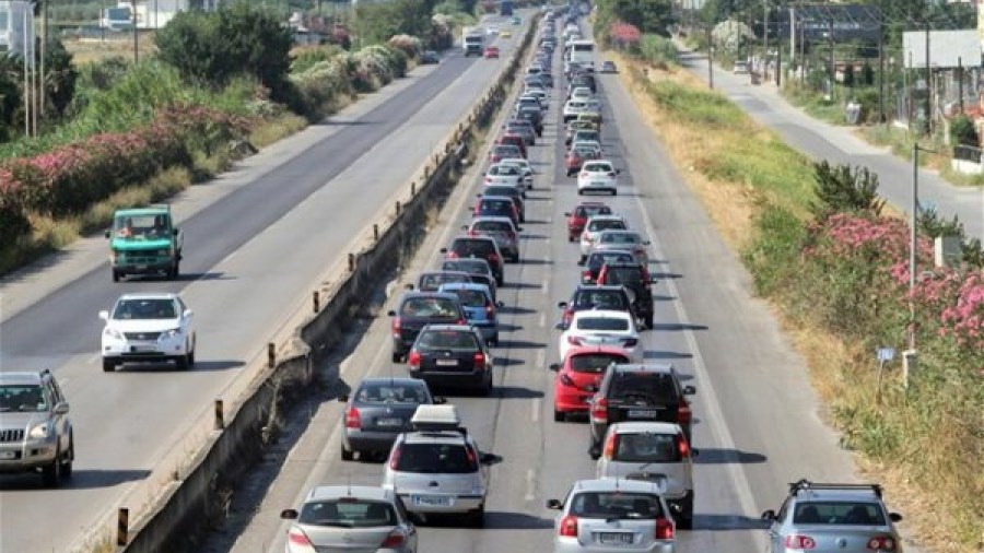 Ουρές χιλιομέτρων στην Ε.Ο. Θεσσαλονίκης – Μουδανιών μετά από το θανατηφόρο τροχαίο