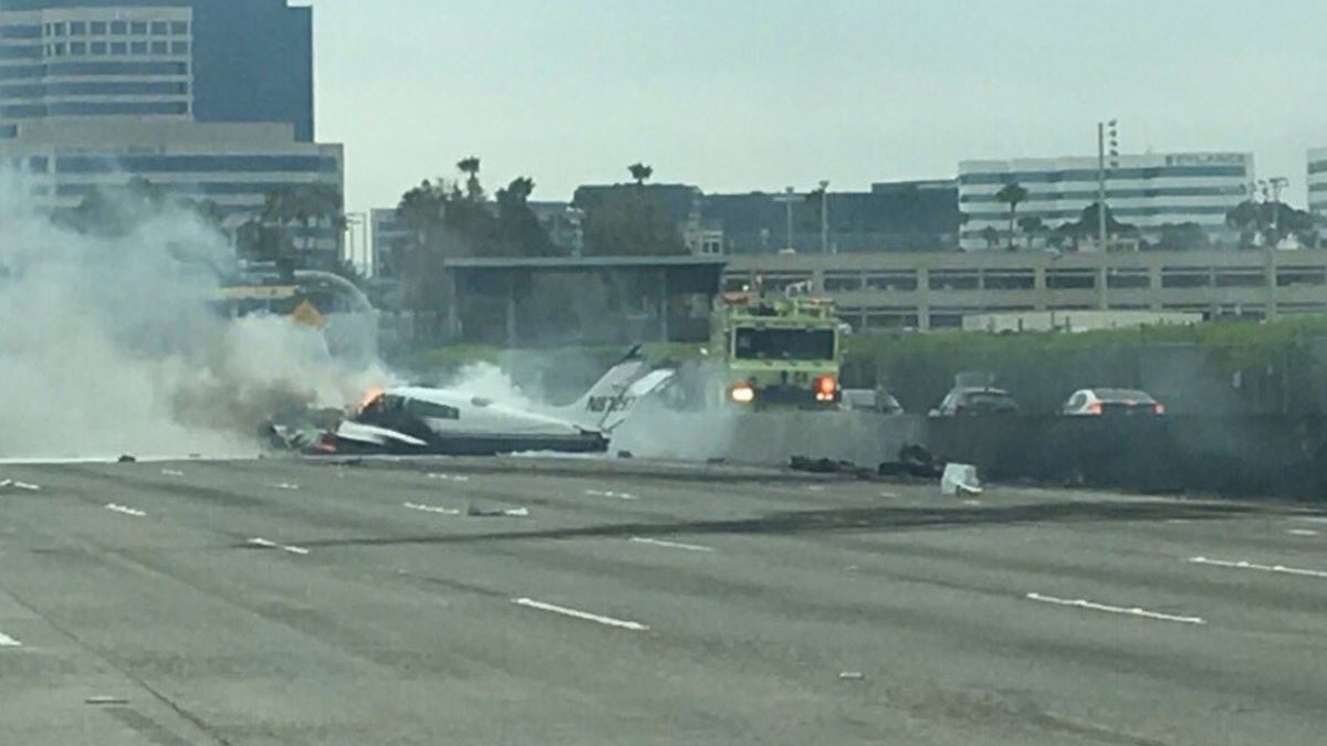 Οι πρώτες εικόνες από την συντριβή αεροπλάνου σε αυτοκινητόδρομο της Καλιφόρνια – ΦΩΤΟ
