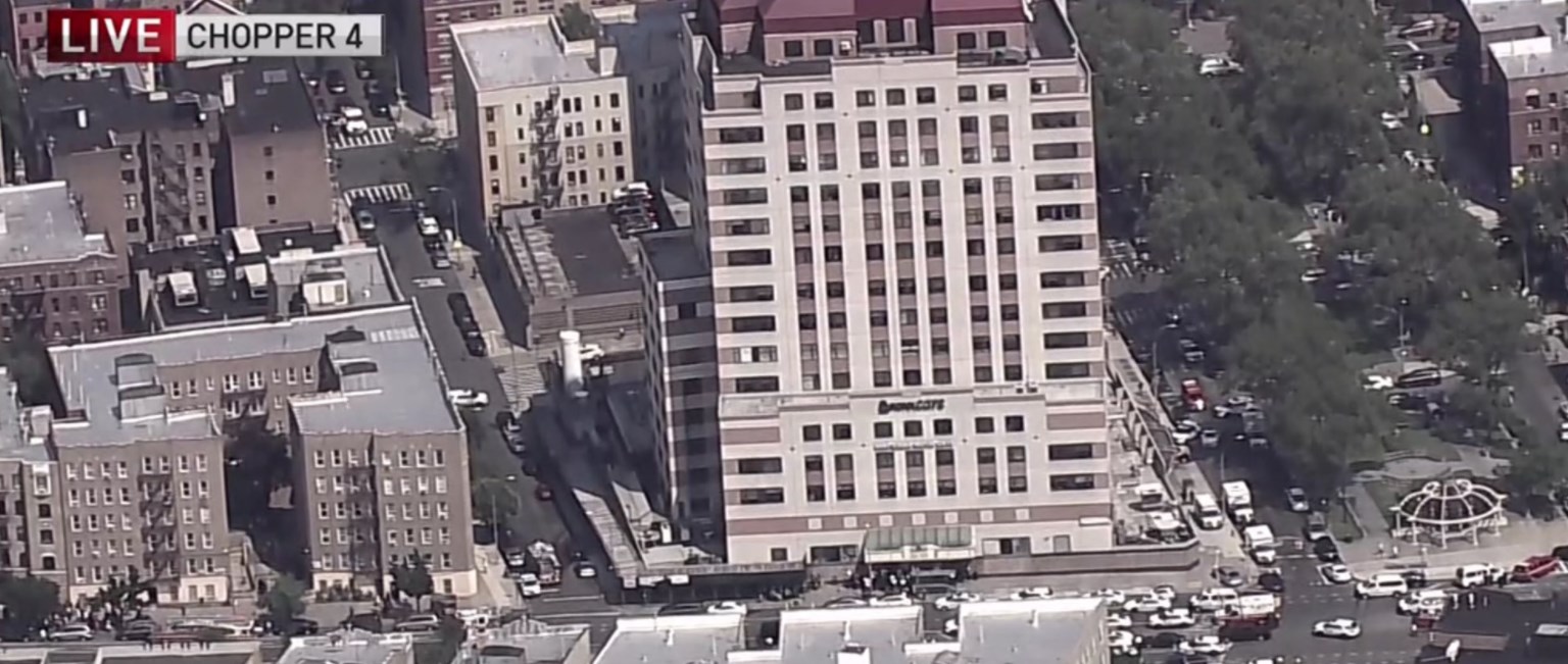 Νεκρός ο δράστης της επίθεσης στο νοσοκομείο της Νέας Υόρκης – ΤΩΡΑ