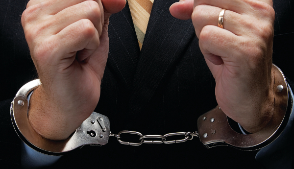 Χειροπέδες σε Αμερικανίδα συμβασιούχο – Τι σχέση είχε η σύλληψη της με τις εκλογές στις ΗΠΑ