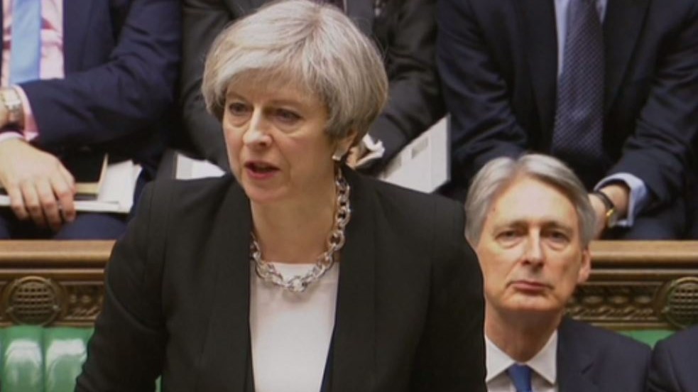 Υπουργοί πιέζουν την Τερέζα Μέι να τερματίσει την πολιτική λιτότητας στη Βρετανία