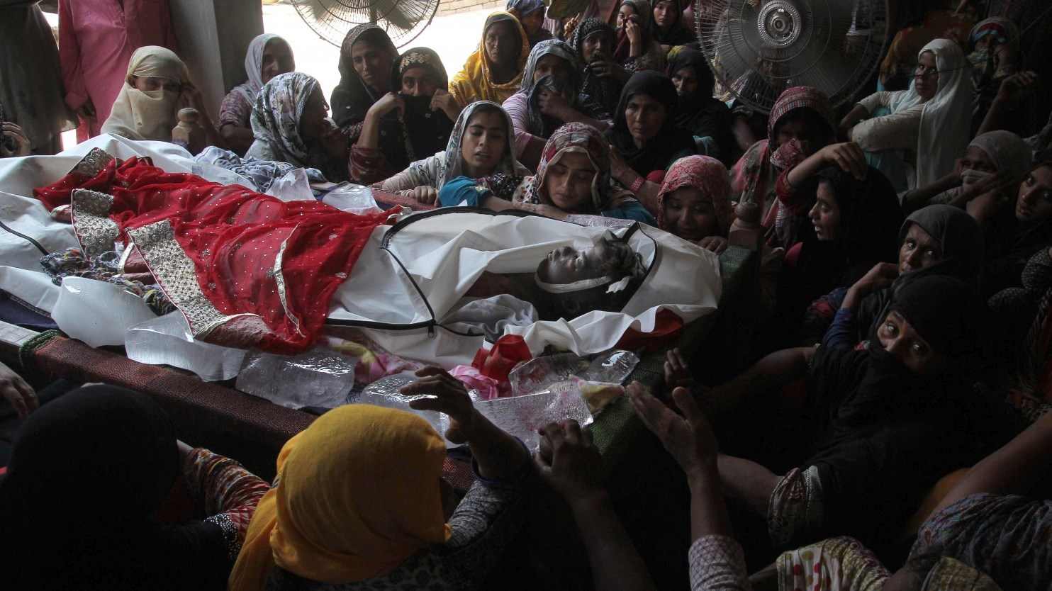 Πακιστάν: Στους 190 οι νεκροί από την πυρκαγιά στο βυτιοφόρο που είχε ανατραπεί – ΦΩΤΟ