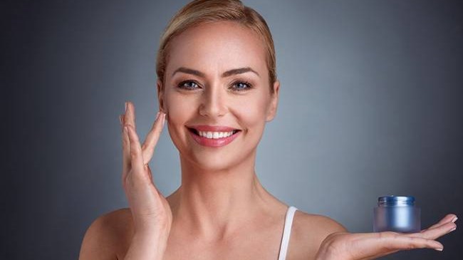 Μάχη κατά των ρυτίδων: Διαλέξτε τα κατάλληλα καλλυντικά