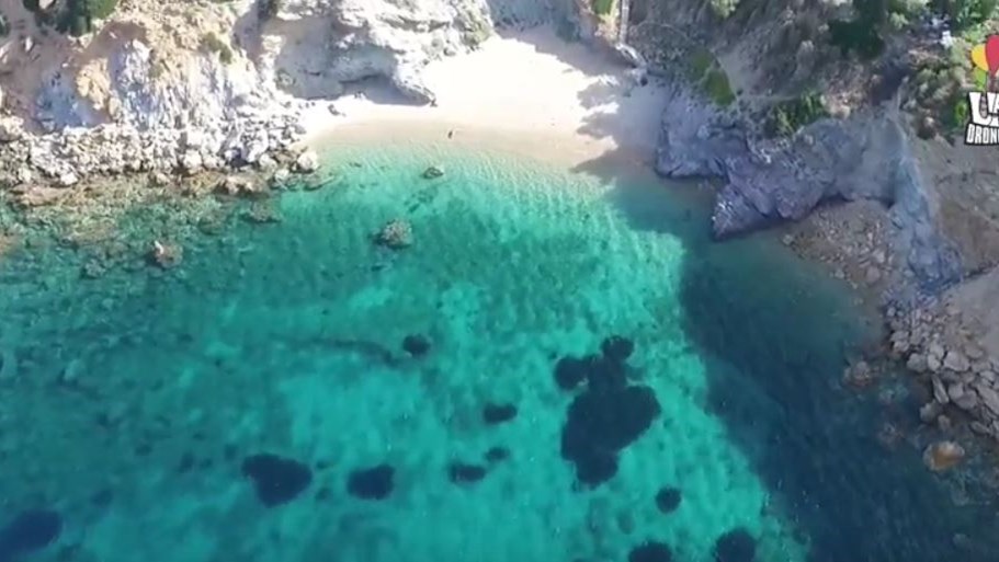 Η παραλία της Αττικής με τα 99 σκαλοπάτια που σε ταξιδεύει σε ελληνικό νησί – ΒΙΝΤΕΟ