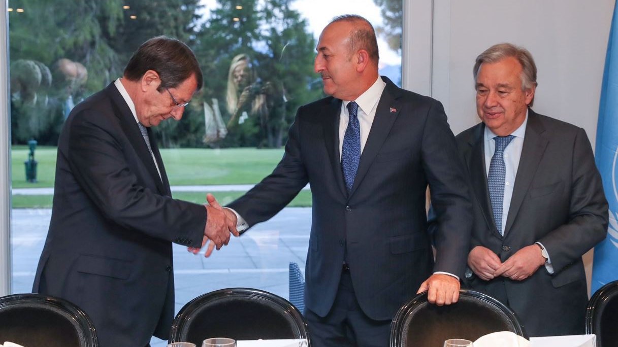 Η προκλητική φωτογραφία που ανέβασε ο Τσαβούσογλου  – Δείχνει τον Αναστασιάδη να υποκλίνεται μπροστά του