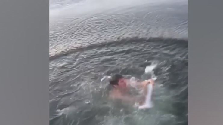 Σάλος με τον φοιτητή που έβγαλε έξω από το νερό είδος καρχαρία προς εξαφάνιση – ΒΙΝΤΕΟ