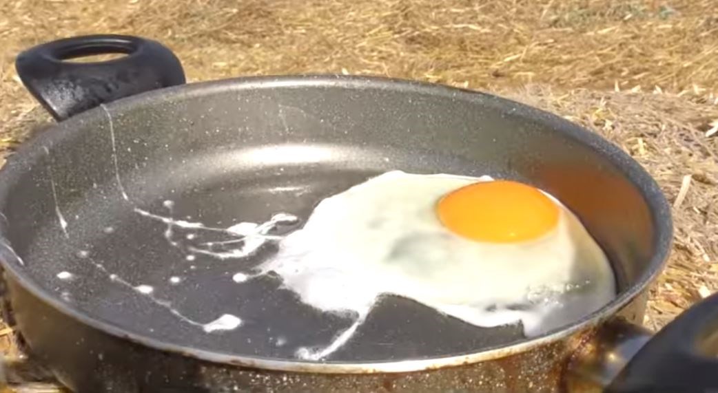 Τηγάνισε αυγά μόνο με τον… ήλιο και έγινε viral – ΒΙΝΤΕΟ