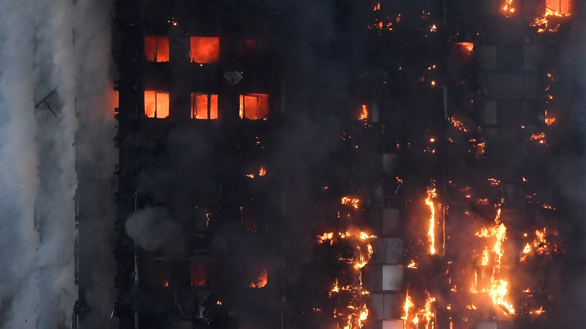 Ακατάλληλα κρίθηκαν 181 κτίρια μετά τη φονική πυρκαγιά στο Λονδίνο