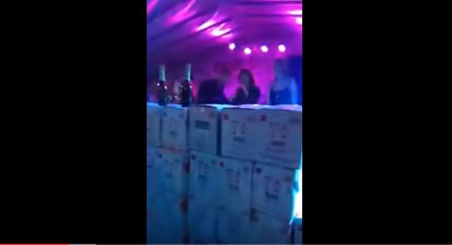 Άνοιξαν 600 μπουκάλια σαμπάνια για τραγουδιστή στα Τρίκαλα – ΒΙΝΤΕΟ