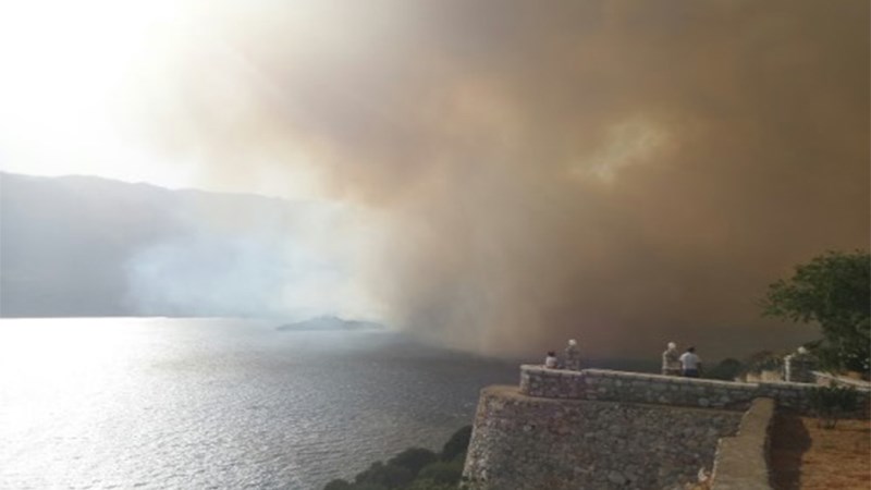 Ολονύκτια πύρινη κόλαση στην Ανατολική Μάνη – Κάηκαν σπίτια – Φωτιά και στο Άνω Σούλι Μαραθώνα