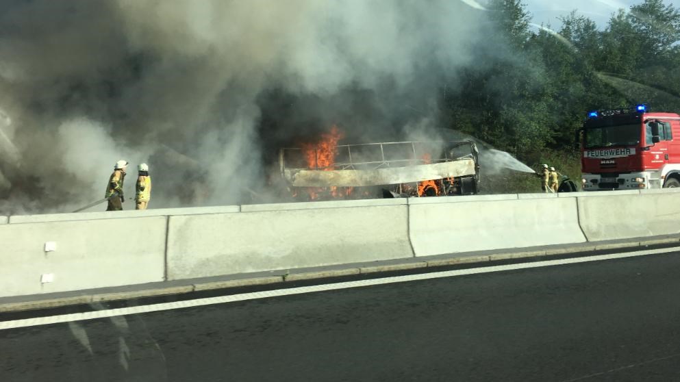 Νέες ΦΩΤΟ από τη σφοδρή σύγκρουση λεωφορείου με φορτηγό στη Γερμανία