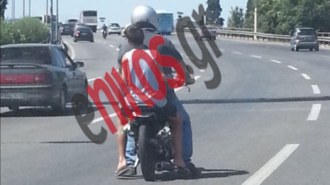 Εγκληματική αμέλεια: Φόρεσε το κράνος του και άφησε τον γιο του εκτεθειμένο – ΦΩΤΟ αναγνώστη