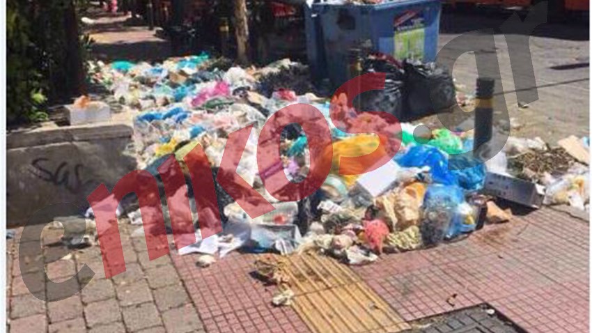 “Μπλόκο” στους πεζούς από τα σκουπίδια – ΦΩΤΟ αναγνώστη