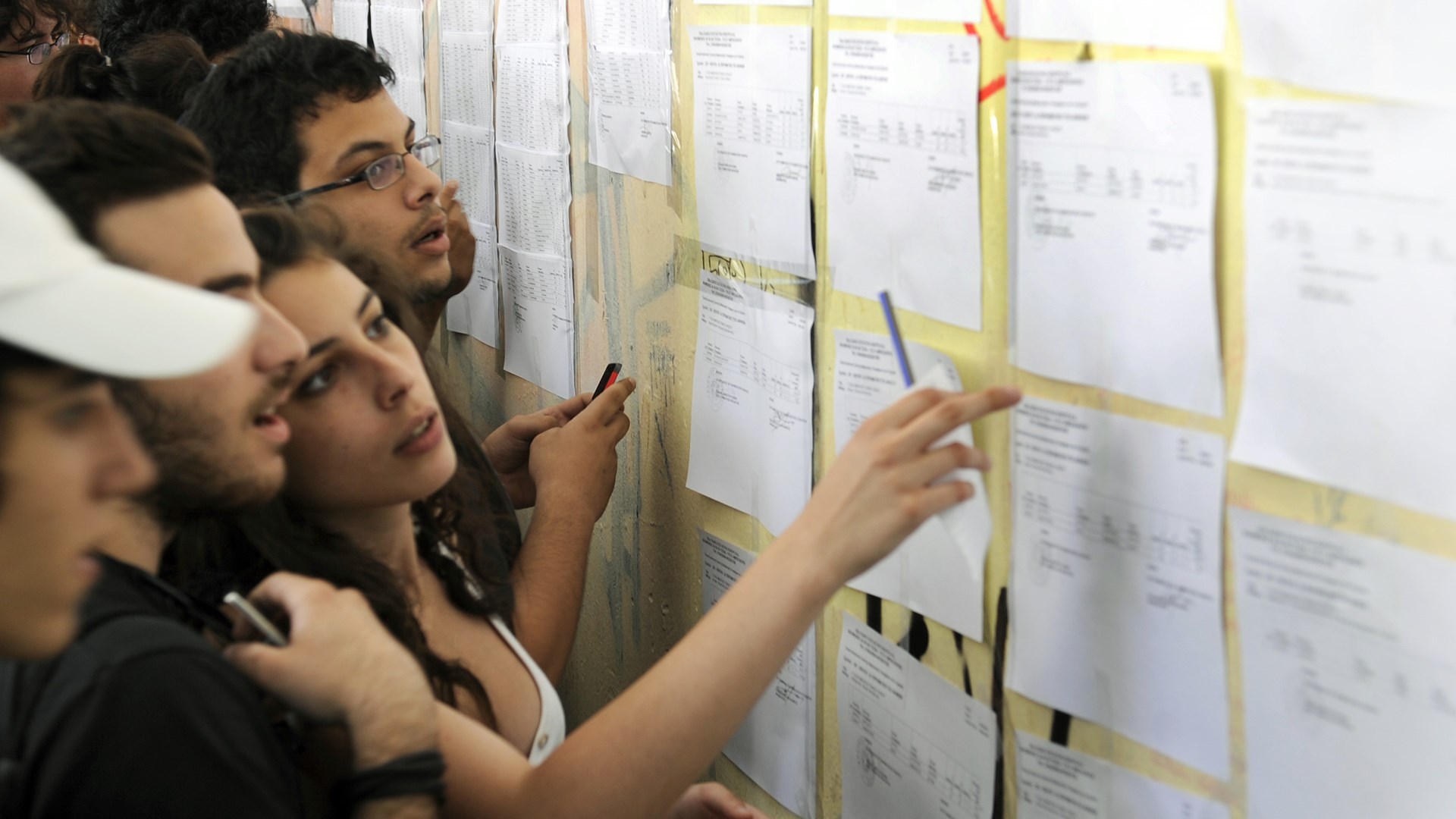 Τι «δείχνουν» τα στατιστικά των βαθμολογιών για τις βάσεις των σχολών