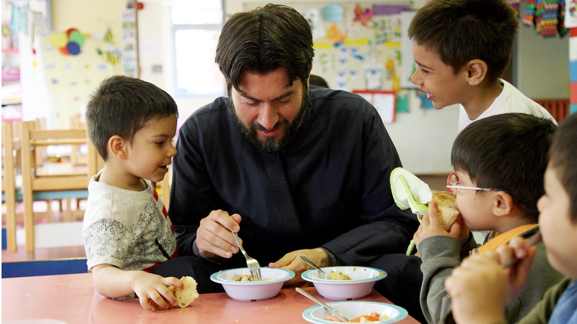 Παιδιά χωρίς όνομα εξαιτίας της γραφειοκρατίας φιλοξενούνται στην «Κιβωτό του Κόσμου»