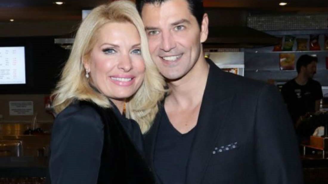 Λαμπερή η Ελένη Μενεγάκη στον γάμο του Σάκη Ρουβά – ΦΩΤΟ