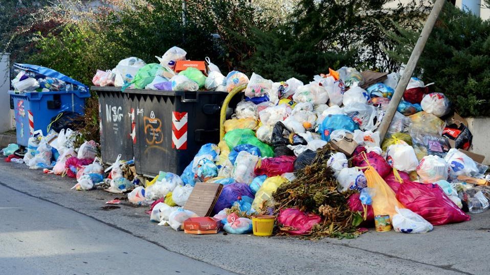 Συνεχίζεται εντατικά η αποκομιδή των απορριμμάτων στον Πειραιά