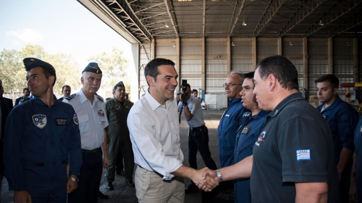 Το δώρο που έκαναν οι τεχνικοί των καναντέρ στον Τσίπρα – ΦΩΤΟ