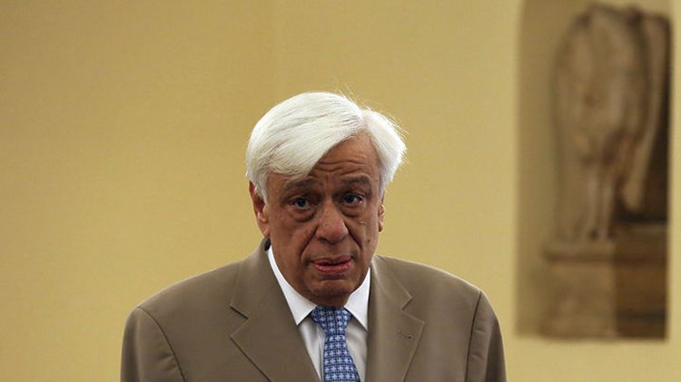 Ο Προκόπης Παυλόπουλος επέδωσε τα ξίφη στους νέους και νέες σημαιοφόρους του ΠΝ