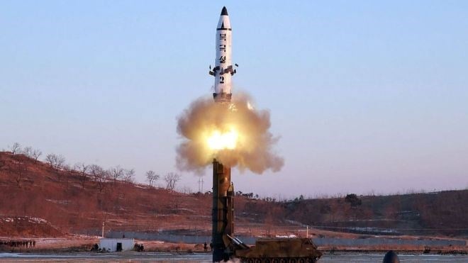 Επικίνδυνη κλιμάκωση: Η Βόρεια Κορέα ανακοίνωσε ότι ο πύραυλος που εκτόξευσε μπορεί να φέρει μεγάλη πυρηνική κεφαλή