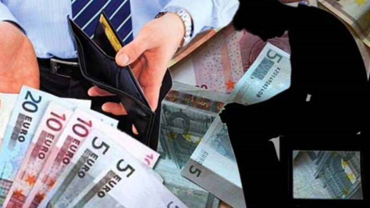 Επιδρομή της εφορίας σε τραπεζικούς λογαριασμούς για χρέη – Καθημερινά 730 κατασχέσεις μισθών και συντάξεων