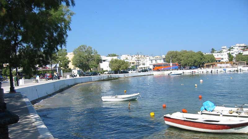 Σύγκρουση υδροφόρας με αλιευτικό στην Αίγινα – ΤΩΡΑ