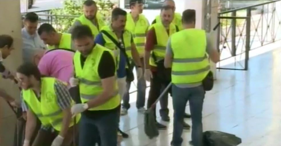 Διαμαρτυρία αστυνομικών με σκούπες και φαράσια έξω από τη ΓΑΔΑ – ΒΙΝΤΕΟ