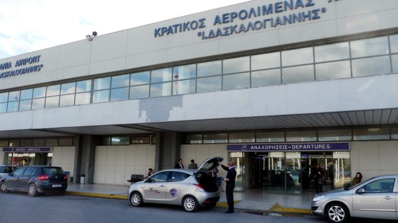 Χανιά: Δήμαρχος βγήκε στην πίστα του αεροδρομίου και… έτρεχε να προλάβει το αεροπλάνο
