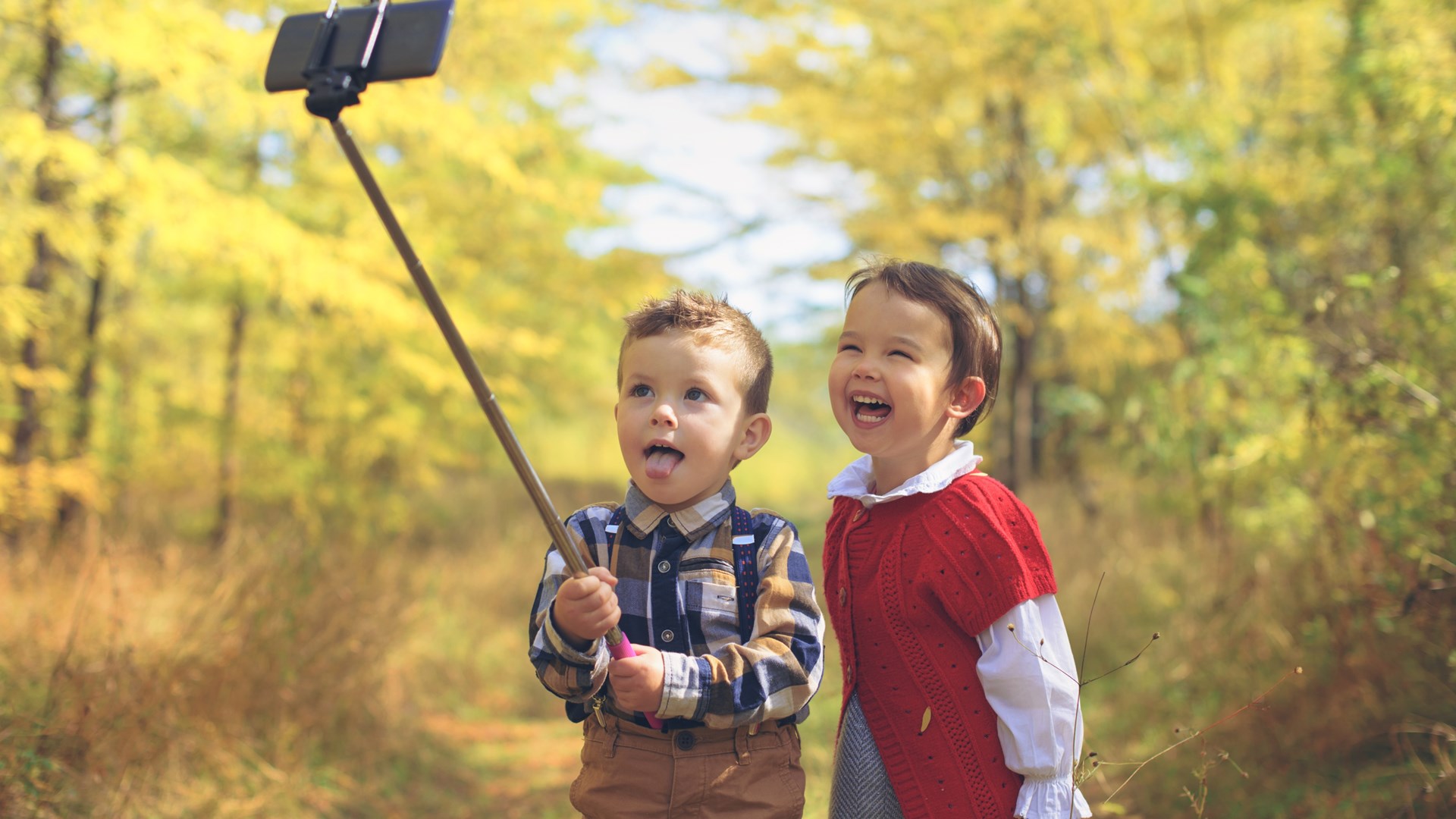 Τα παιδιά με κινητό τηλέφωνο κολλάνε πιο εύκολα… ψείρες