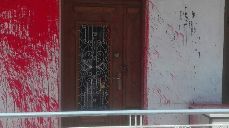 Επίθεση με μπογιές στα γραφεία του ΣΥΡΙΖΑ στον Εύοσμο – ΦΩΤΟ