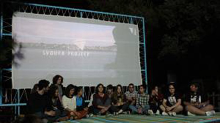 Αίγινα: Μαθητές έφτιαξαν θερινό σινεμά από… σκουπίδια – ΦΩΤΟ