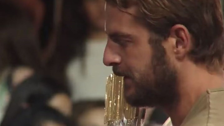 Η σύντροφος του Χρανιώτη ποζάρει με τον Ντάνο και… το έπαθλο – ΦΩΤΟ